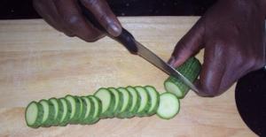 Manually slicing a courgette