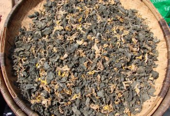 Dried pumpkin leaves and flowers sold Malawi. © Maundu, 2007